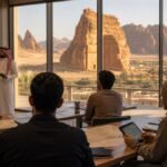 متدربون في ورشة سياحية تطل على التكوينات الصخرية في العلا