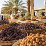 سلال من أصناف التمور في سوق مفتوح تحيط به أشجار النخيل