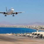 طائرة ركاب تقترب من مطار ساحلي مصري في أجواء صيفية