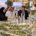مهندسون ومطورون يراجعون نموذجًا عمرانيًا في قمة المشاريع السعودية الكبرى