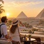 سياح أمام أهرامات الجيزة مع منشآت ضيافة مصرية حديثة
