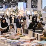 عائلات وناشرون يتصفحون الكتب في معرض ثقافي دولي حديث بأبوظبي