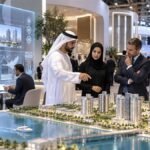 مستثمرون يتفقدون نموذجًا عمرانيًا وخدمات رقمية في معرض عقاري بدبي
