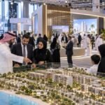 زوار ومستثمرون يتفقدون مجسمات مشروعات سكنية في معرض عقاري بجدة